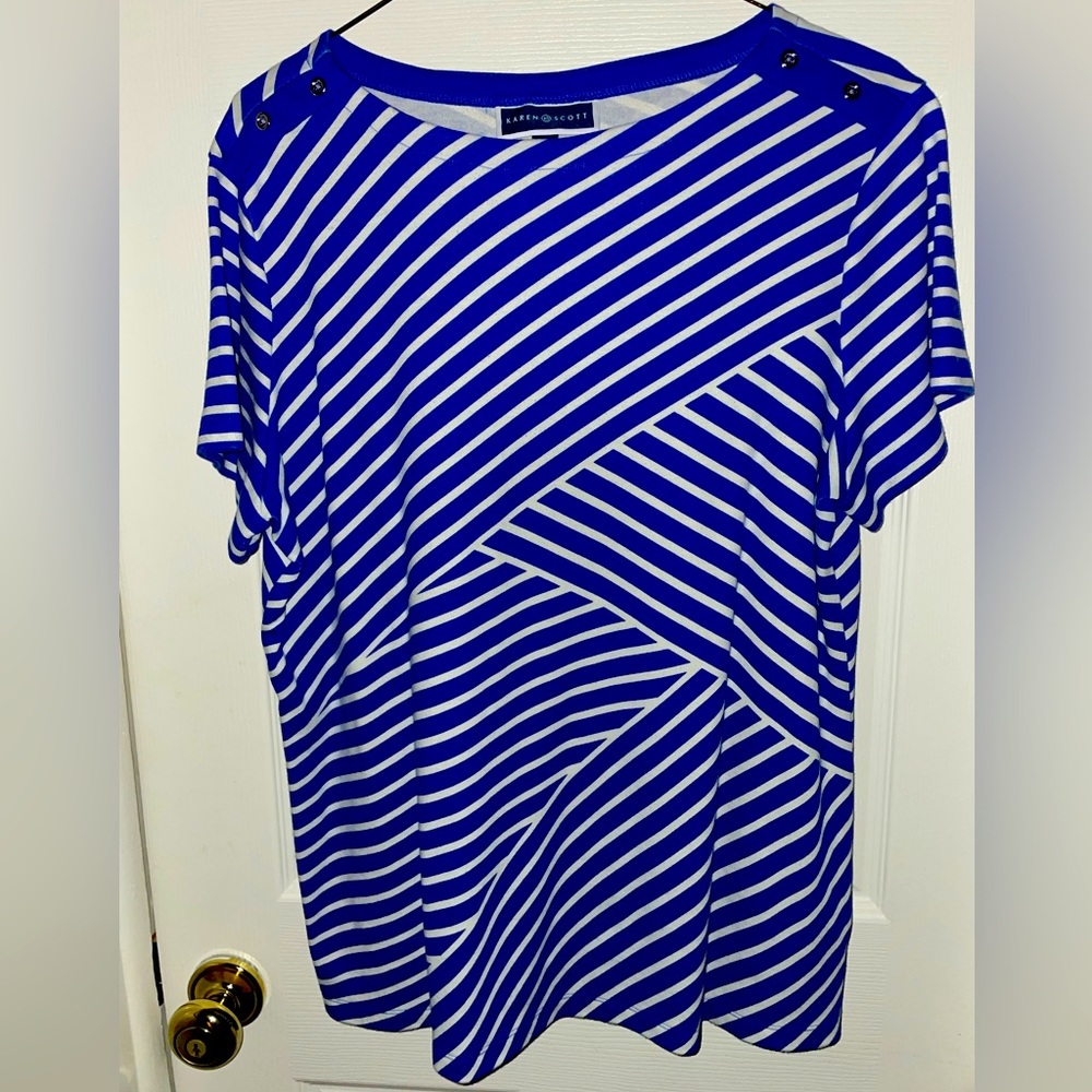 Karen Scott blue & white tee w/silver button details, size 1X